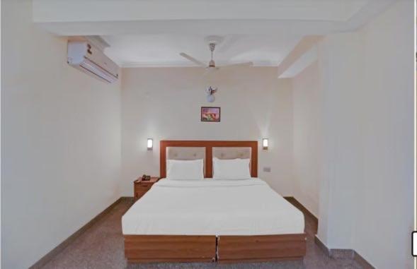 Oyo 75948 Hotel Tushar Continental Új-Delhi Kültér fotó