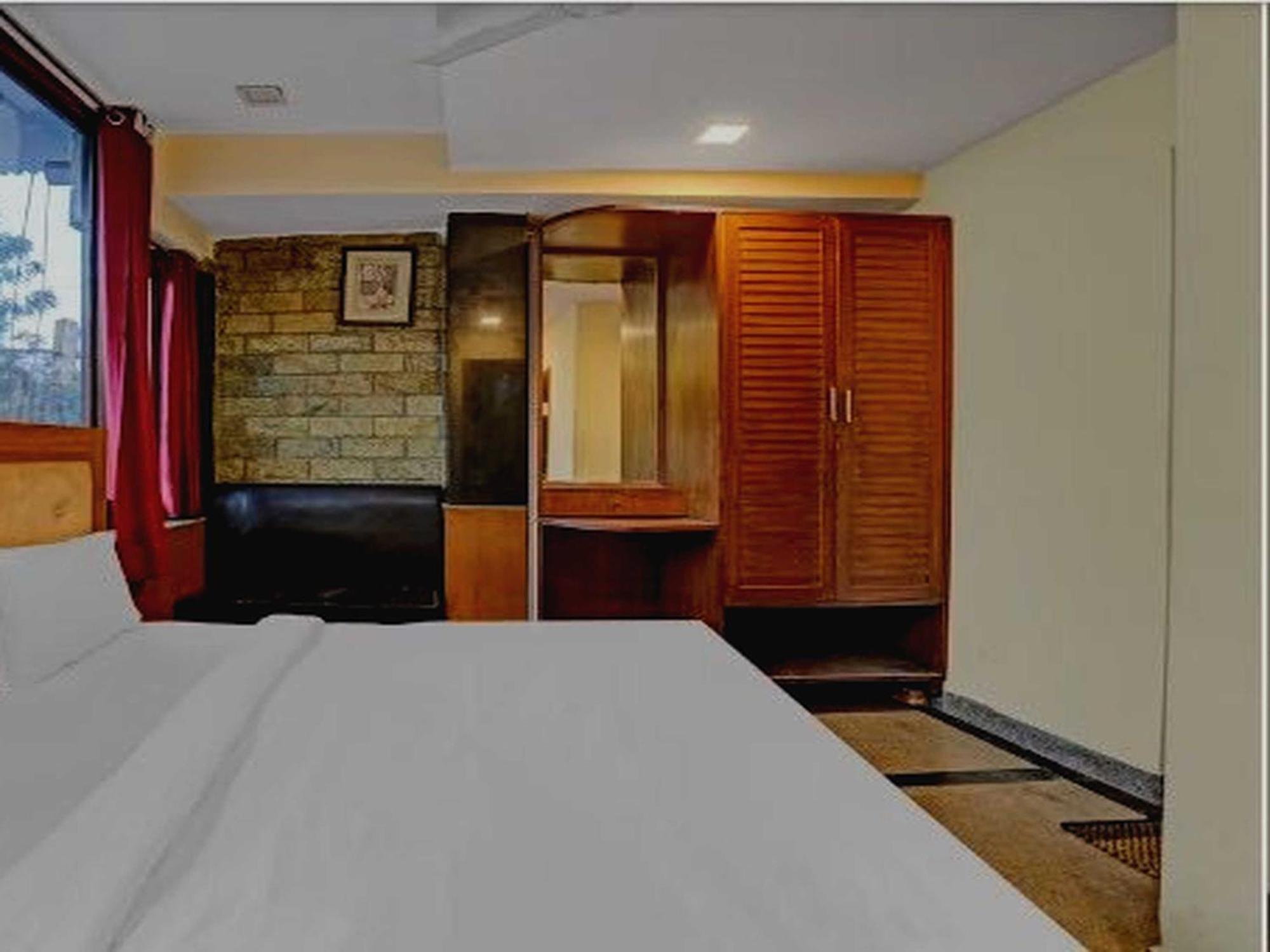 Oyo 75948 Hotel Tushar Continental Új-Delhi Kültér fotó